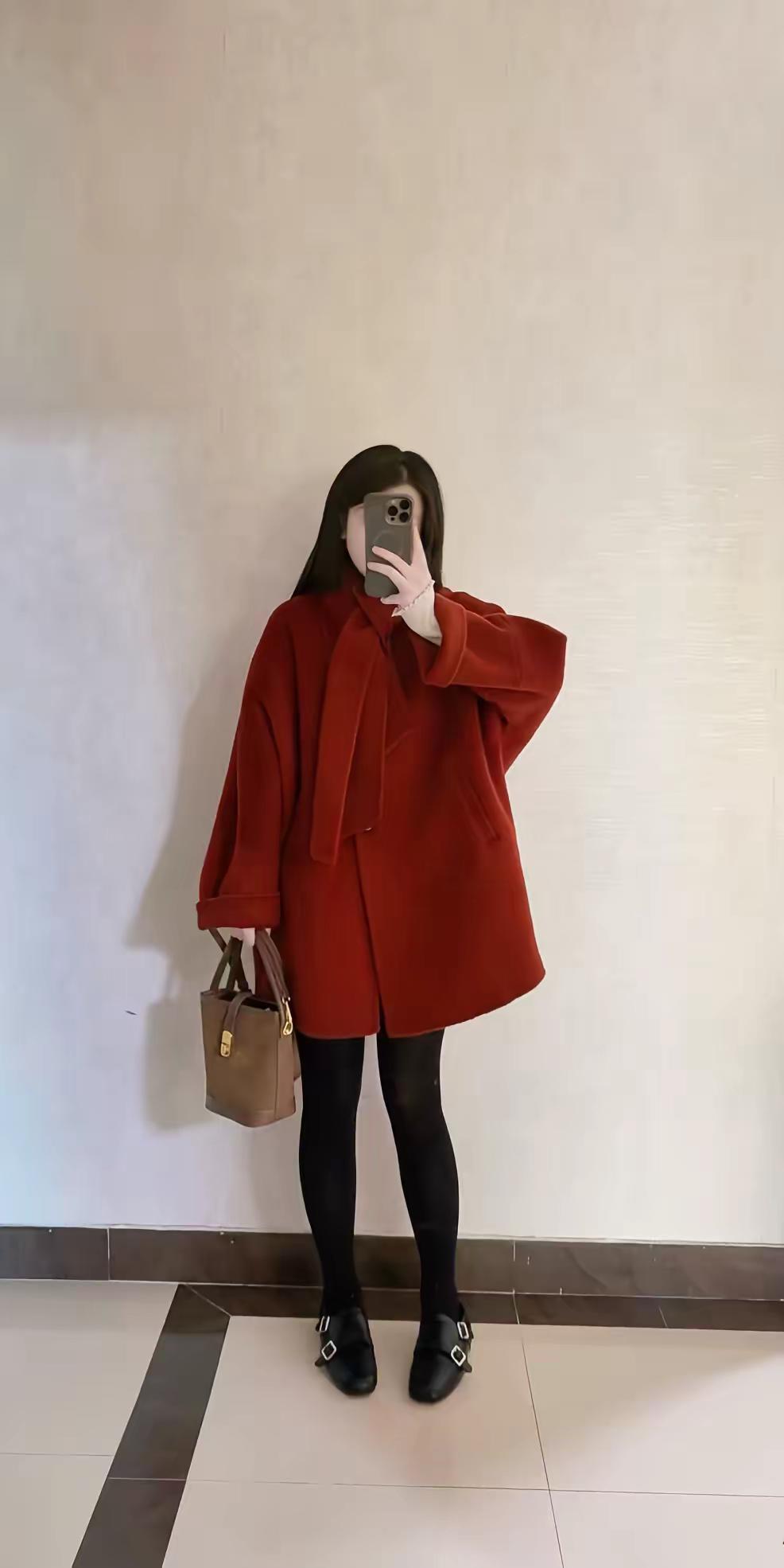 “冬天的浪漫是唐小木家这件红大衣给的🎈软乎乎的质感裹在身上，像把落日揉进了日常