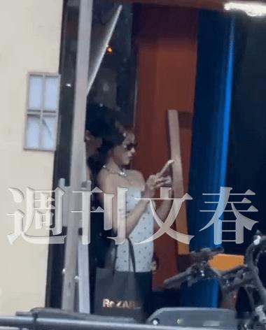 热议！文春发布周鹤年明日花绮罗亲密照，打脸争议持续发酵。网友纷纷猜测，后续还会有