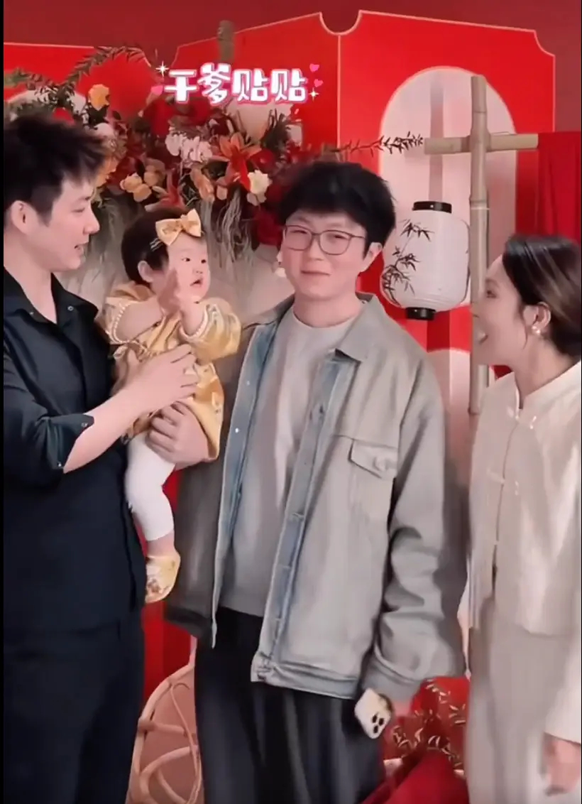 毛不易参加大王女儿周岁宴 唱生日歌氛围融洽.近日，毛不易参加大王女儿的周岁宴，他