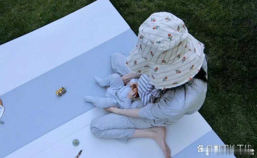 何穗晒与儿子合影5月10日，母亲节。何穗发文祝母亲节快乐，还晒出了与儿子的合影照
