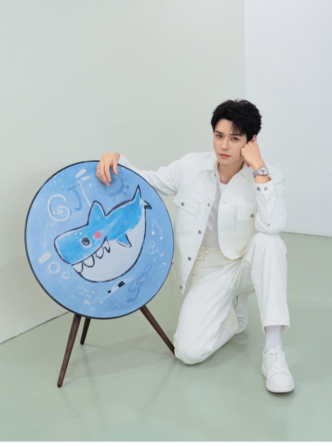 龚俊，从里到外一身白。