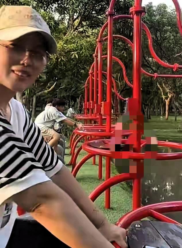 没有刻意摆拍的剧本，一段楼下遛娃日常视频流出，小杨阿姨细致照料霖霖的模样，仅凭生
