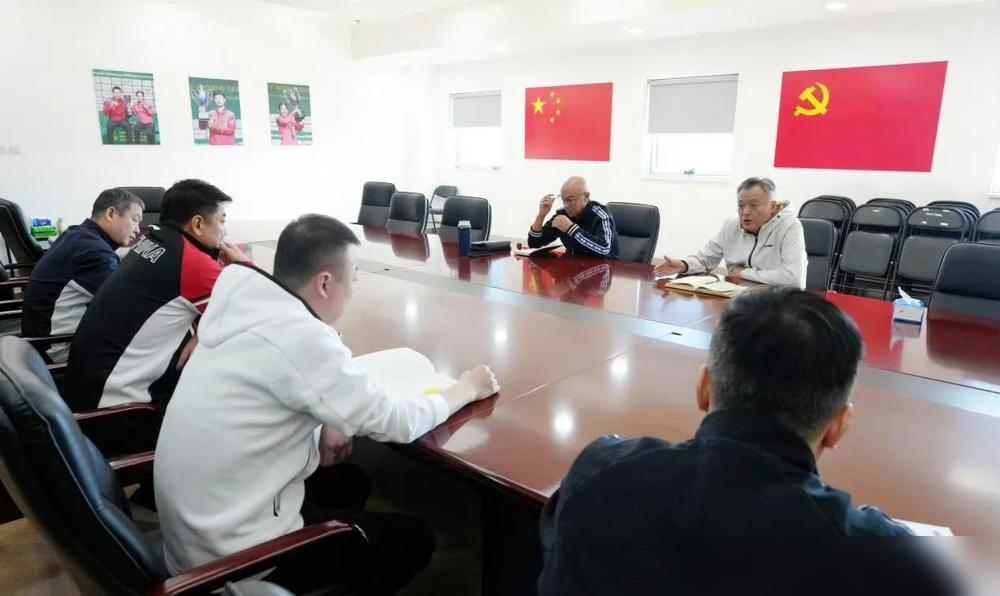 27岁，世界冠军，昨天刚摘下球员名牌，转头就进了女一队执教大名单。

1998年