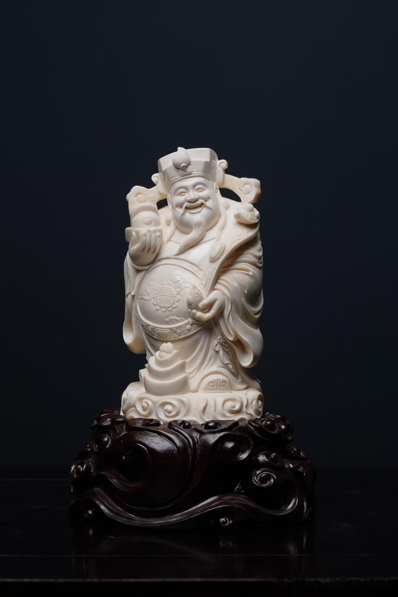 看多了财神题材，会发现真正打动人的，不是手里的元宝，而是那份由内而外的喜气。

