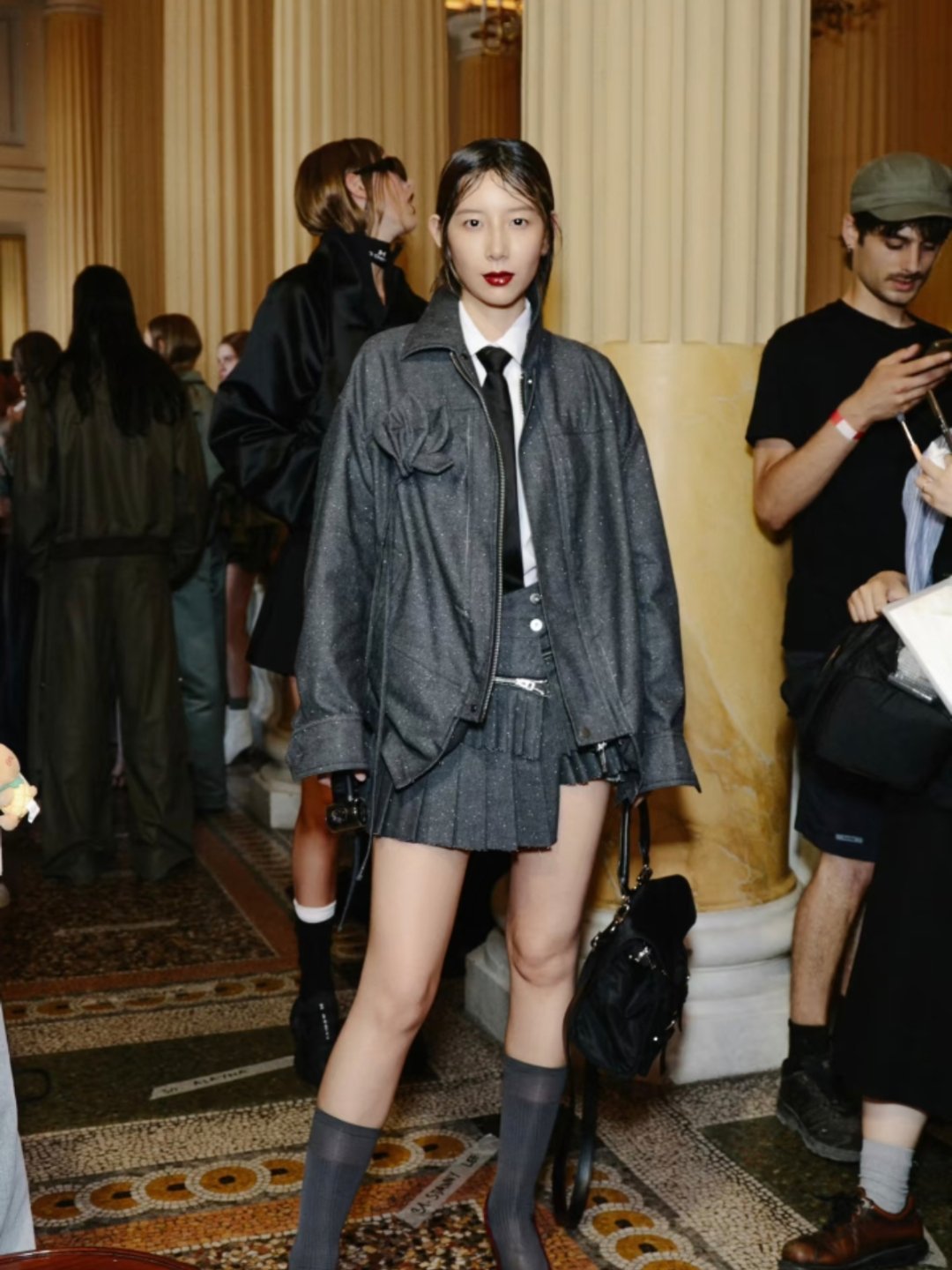 你跟我说这是李斯丹妮？好独特的造型…… 