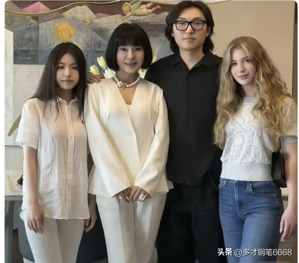 黑龙江哈尔滨果真出好多美女啊，歌手陈红都58岁了，这身材和状态真是令人羡慕啊，太