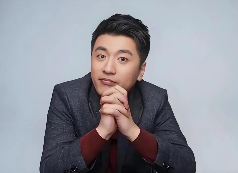 张雪峰的离世不仅是教育咨询界的损失，更是一场关于“高压生存”的悲剧回响。他曾多次