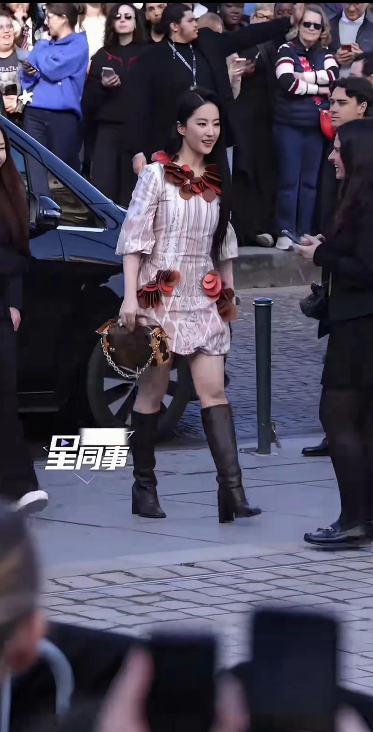 人美，腿粗也不影响她的美貌，这种看着才是健康的女人，不以瘦为美。