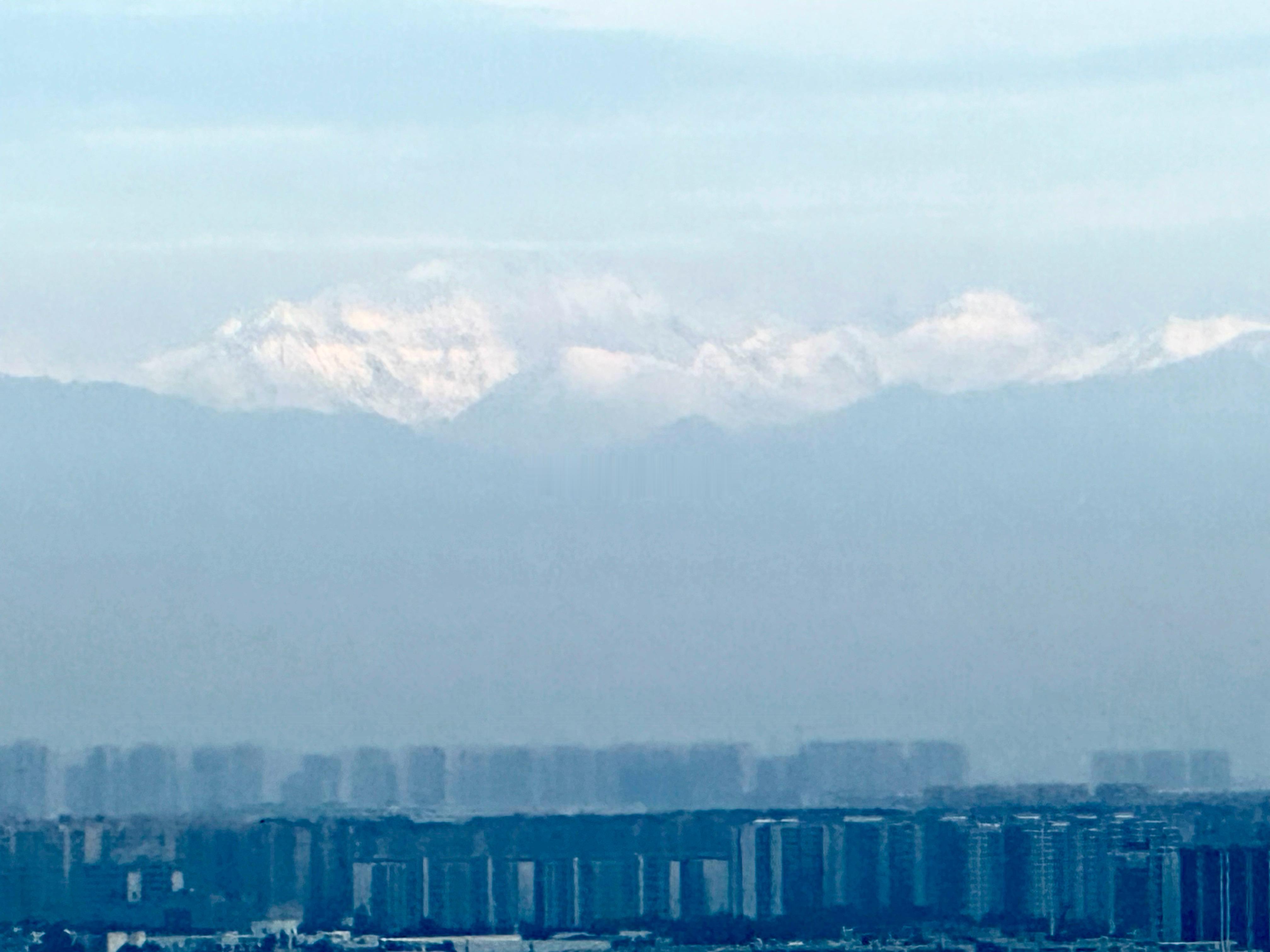 成都又见雪山 又见雪山！国庆这几天天气很好啊，透明度不错！雪山下的公园城市 ​​