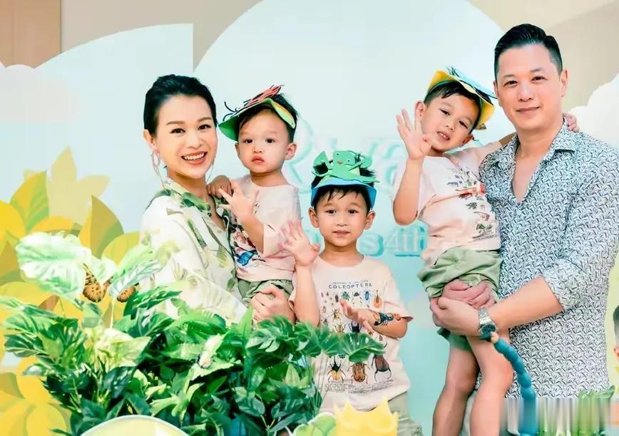 胡杏儿一家五口的生活照，老公本来就帅，没想到三个儿子更帅，40+的她风韵不减当年