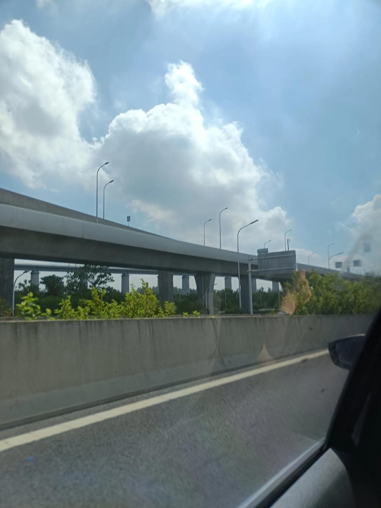 我又踏上了去苏南旅居的路途。
四月底回老家至今也有三个月了，心中还真有点想家人了