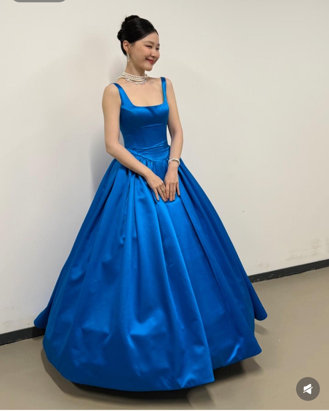 金靖，蓝色礼服看起来好有气质。