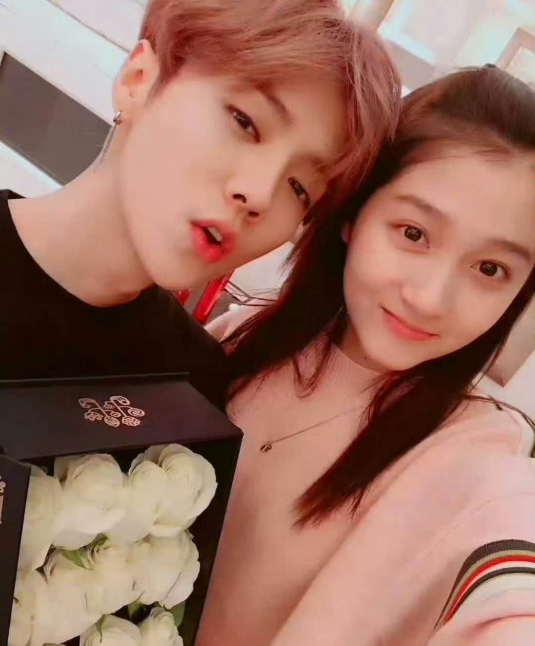 鹿晗 关晓彤 这话题怎么回事，挂了两天了！真的是闲到了....给大家分析一下，首