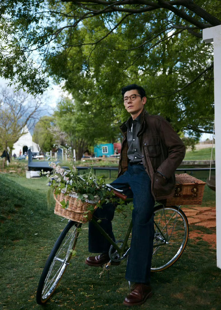 蒋奇明这组梦回阿勒泰 被蒋奇明云南旷野大片狠狠治愈！工装与自然相融，山野辽阔自带