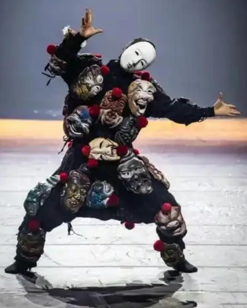 说商人老板是双面人并不准确，准确说，他是多面人，是否属人格分裂型的，需要专业研判