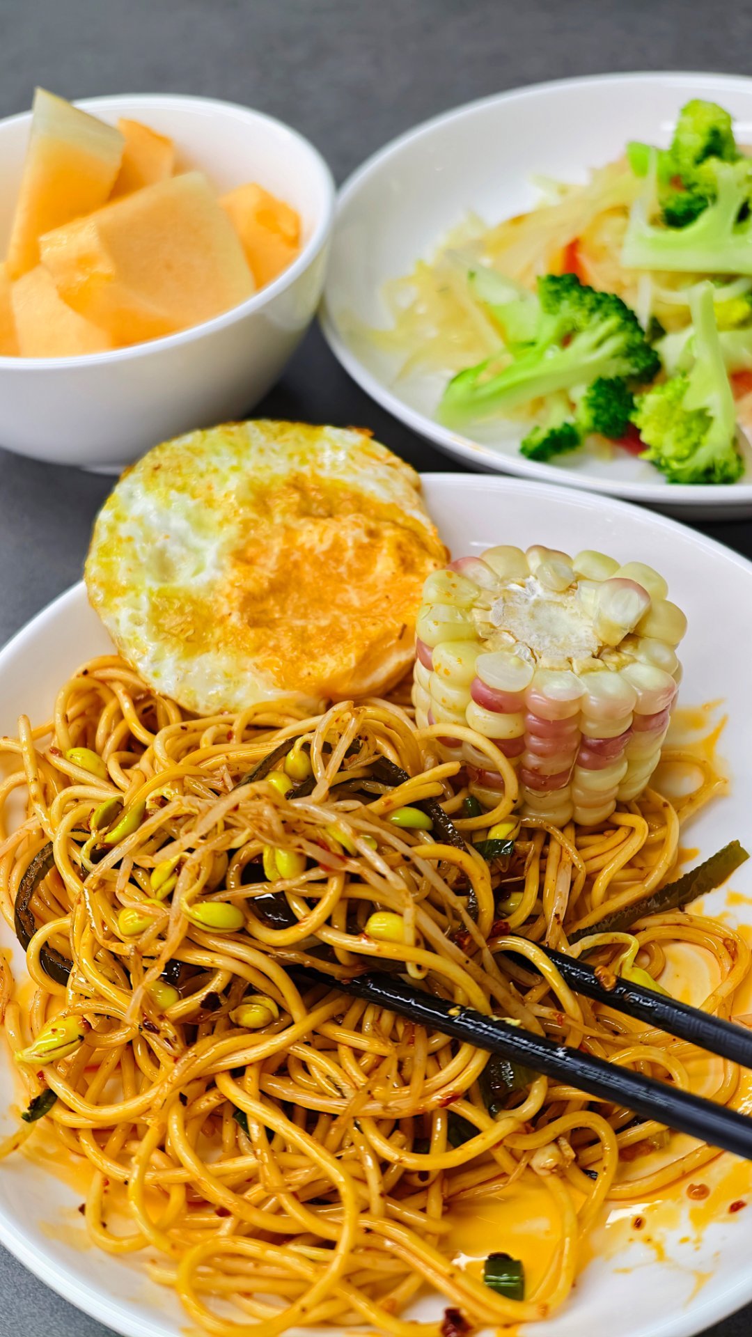 为什么拌面里放豆芽虽然我很爱吃豆芽。但面条和豆芽一起，就体会不到面条的软糯呢。 