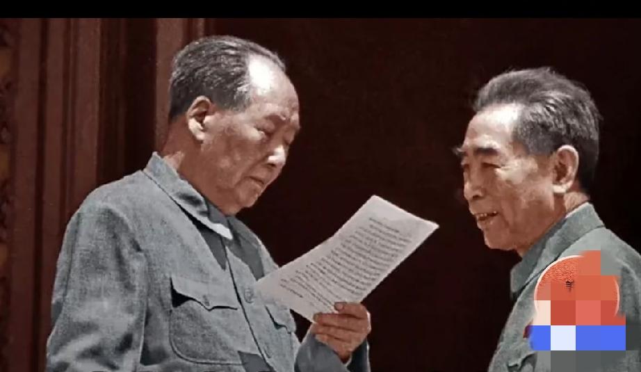 两位老人形影不离，他们是最亲密的战友，工作中的最佳搭档。他们心系人民，先天下之忧
