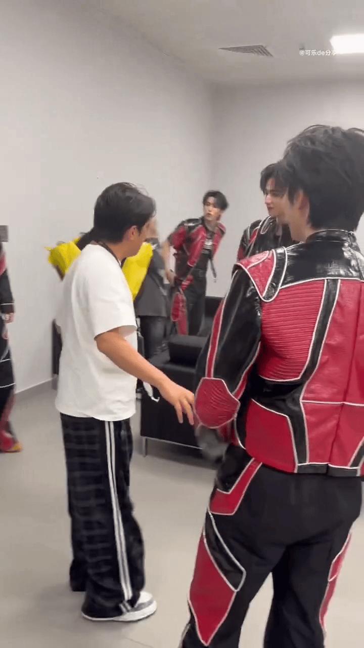 王祖蓝探班时代少年团演唱会王祖蓝特意带花探班时代少年团，一直格外照顾弟弟们，真的