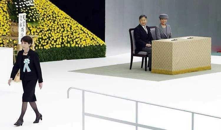 高市早苗当场对日本天皇”夫妇不客气，面带怒气与不满愤愤离开！
日本战败81周年纪