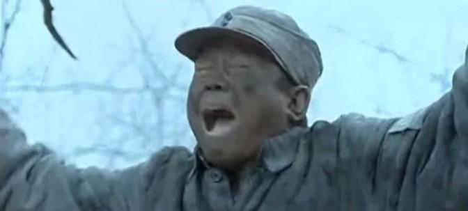 在1980年，一位年轻的陈洪远毅然放弃了优越的文学院生活，投身昆明军区陆军第14