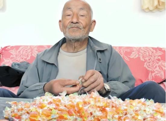山东大爷95岁高龄，连续20年不间断吃糖，一天不吃就浑身难受。十几年前，孩子带他