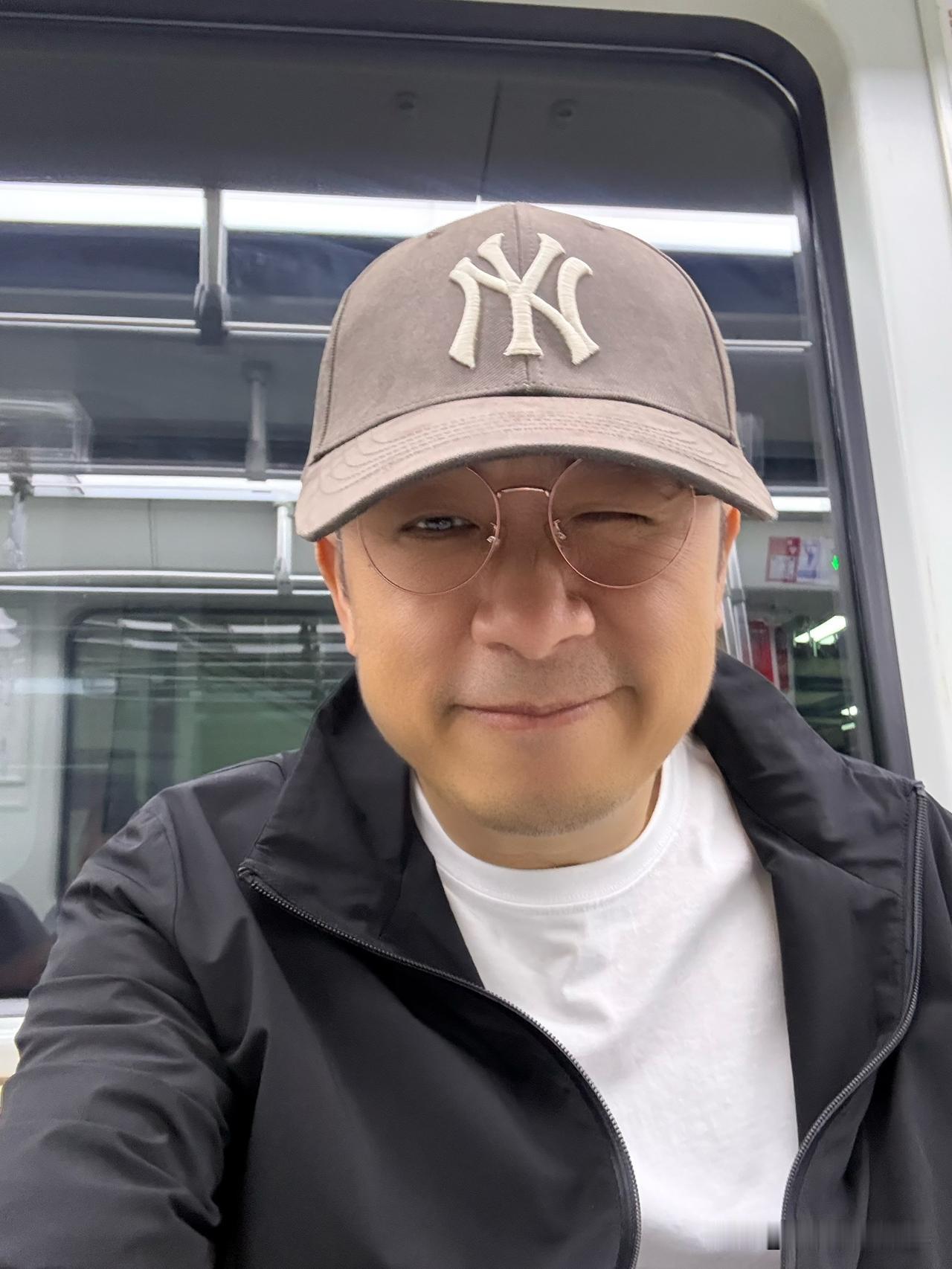 我最近在昆明地铁站自拍了一张照片。当时我刚结束一段citywalk，独自坐上昆明