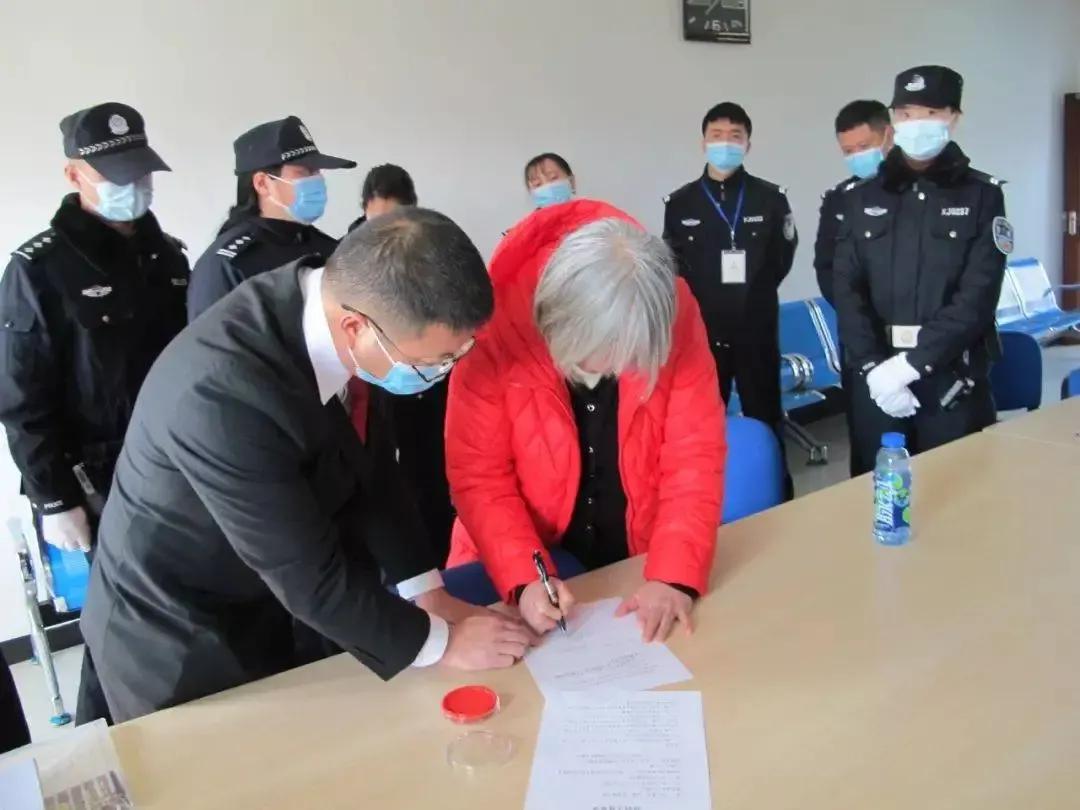 2021年，这个白发苍苍的老人正在死刑执行书上签字，这就意味着她就要离开这个世界