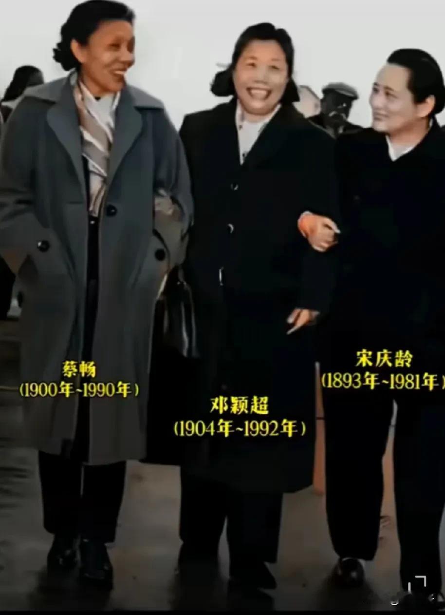 新中国三位伟大女性合影！
拍摄于1960年春天，人民代表大会现场。
#老照片传奇