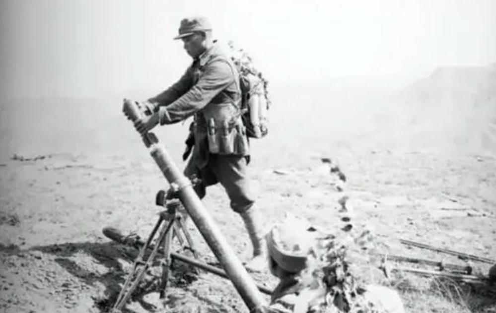 1940年，八路军炮兵营长赵章成正在吃饭，被辣椒辣到涕泗横流。忽然，他眼前一亮：