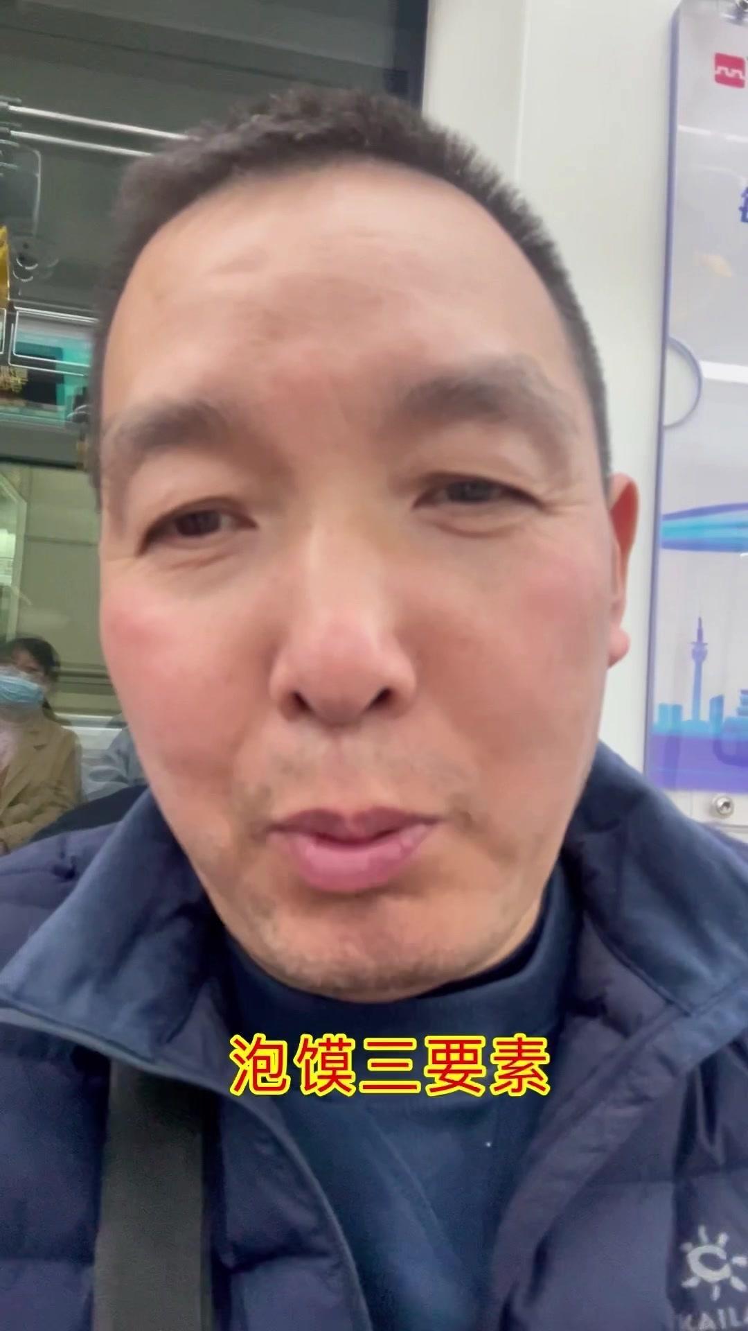 ✨以馍定汤，以汤定火，以火定味。

1️⃣掰馍：把馍拿来，一掰开一撕掐，掐成花生