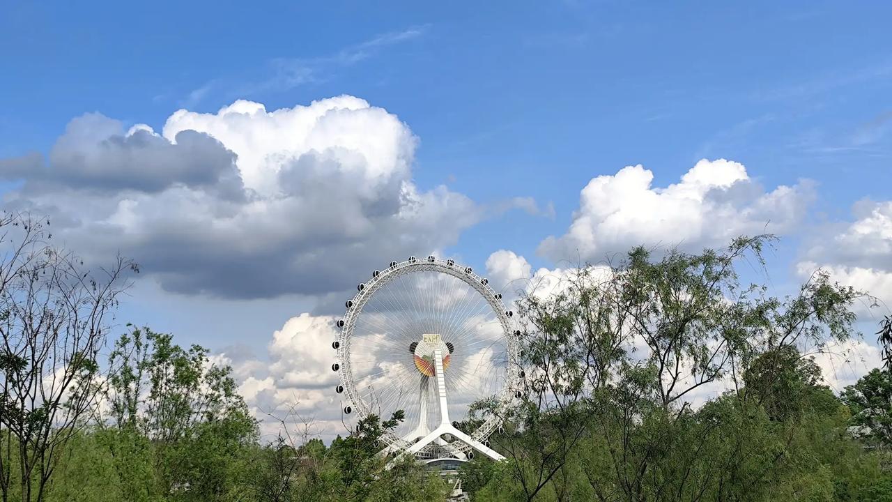 春日里不光有风景如画的景色，也有这样的蓝天白云。看着这样的天气，人的心情都很舒坦