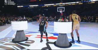 NBA技巧挑战赛镜头：
   中圈点球决胜负！
   最后依靠哈尼伯顿的进球，首