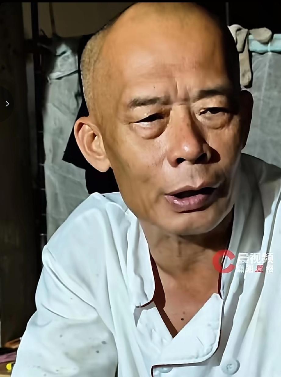 莫氏鸡煲老板一天能挣多少钱呢？
店里人挤人的样子，网友猜测一天三五万不成问题。