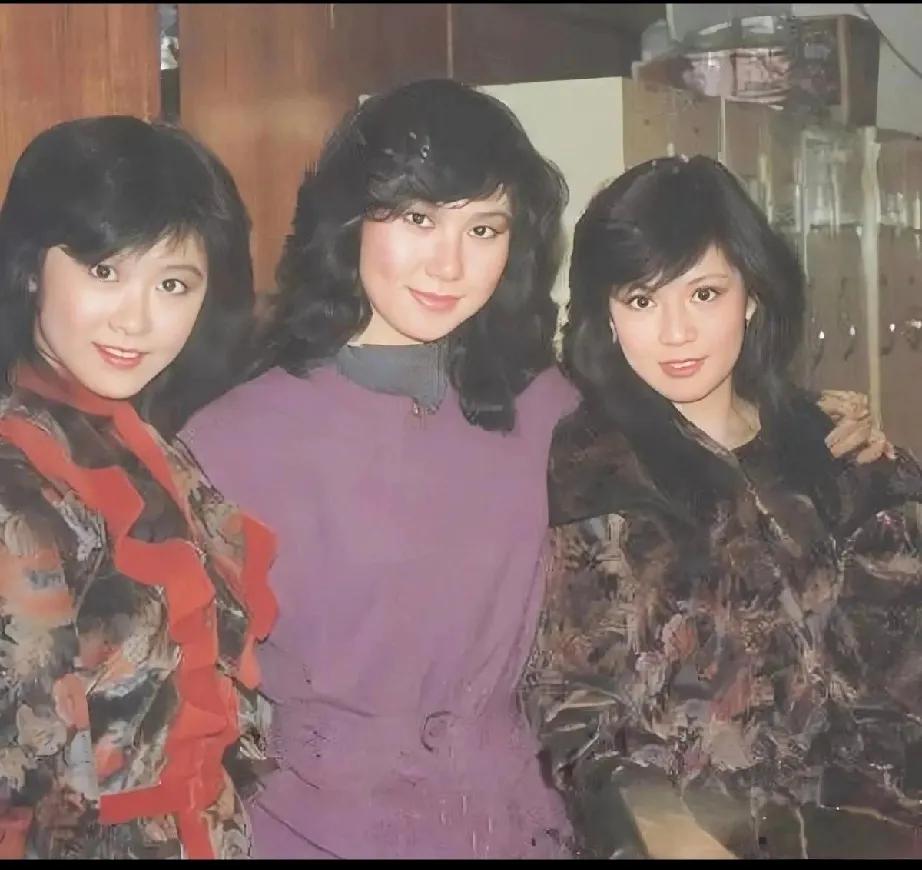 翁美玲的颜值有多绝？

看了这三美同框的合影后，答案立马揭晓。

1982年，