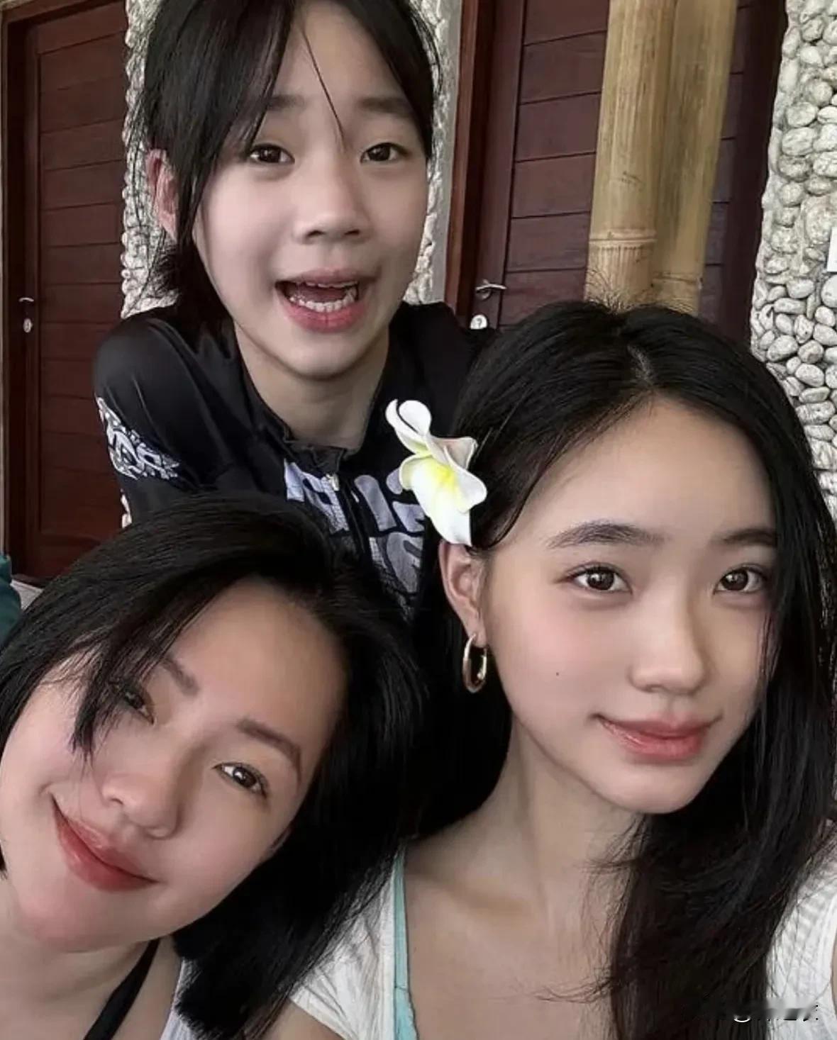 小s和许雅钧的三个女儿，只有elly（老大）遗传了妈妈的小鼻头+鼻型，老二lil