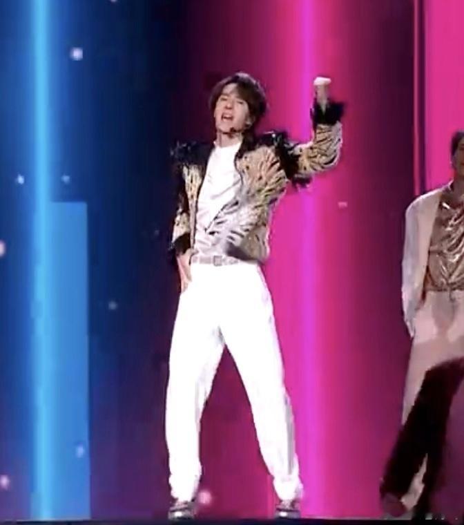 谁把漫才兄弟放王一博后面的 反差感拉满！前一秒沉醉王一博颜值，下一秒就被漫才兄弟