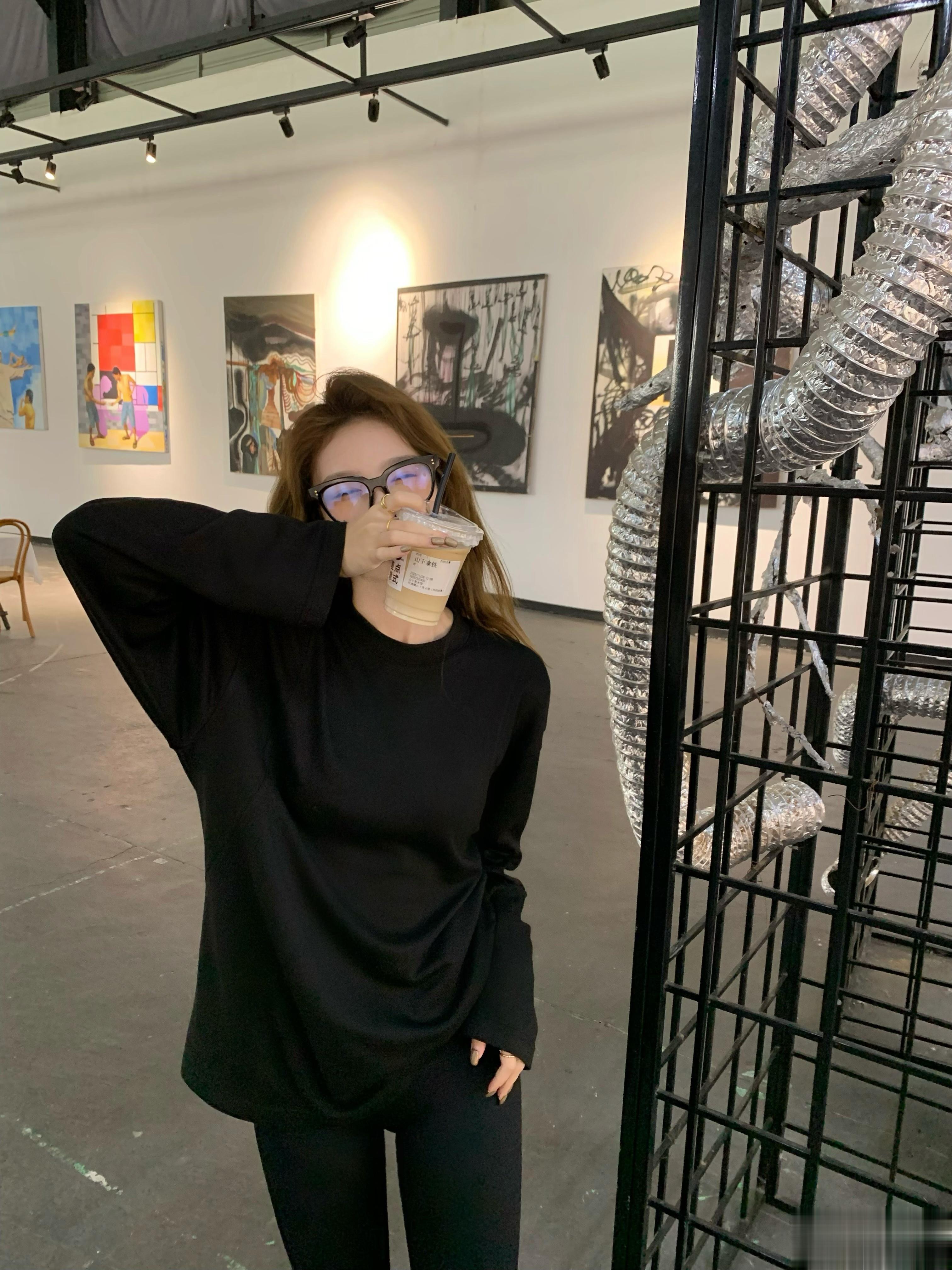 容易被忽略的万能t～磨毛的手感冬天当内搭跟任意外套都适配😍 ​​​
