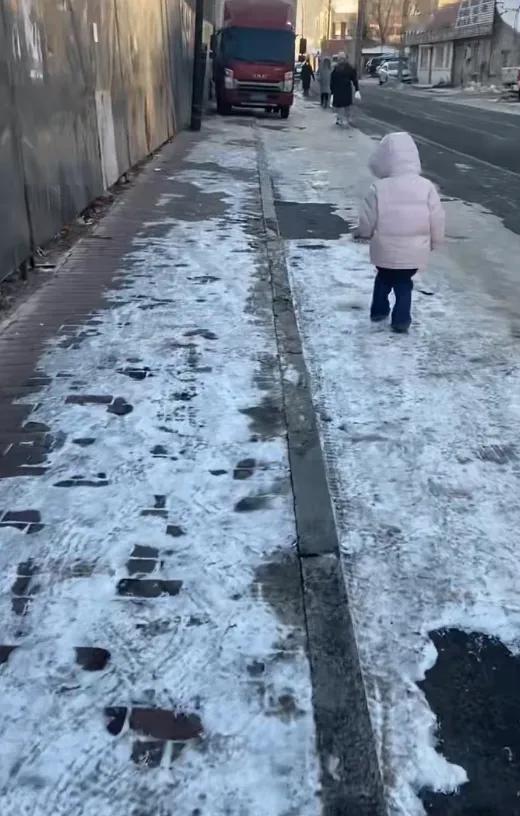 东北丢不了孩子！男子街头捡迷路小女孩，路人互相紧盯：但凡把车开1米，会被直接截停