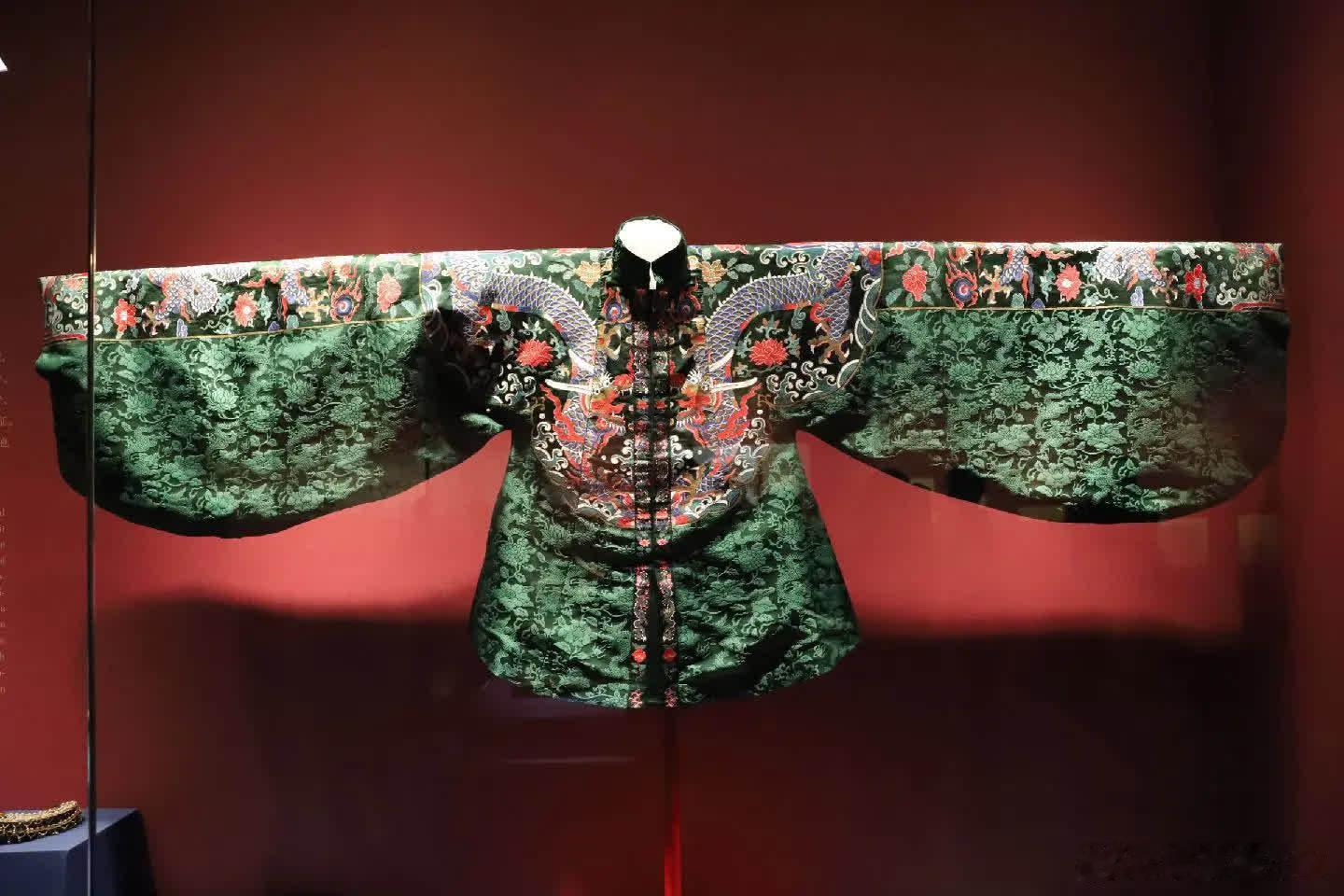 绿织金装花缎立领女夹衣（复制品）明十三陵博物馆藏 明代/万历北京市昌平区明十三陵