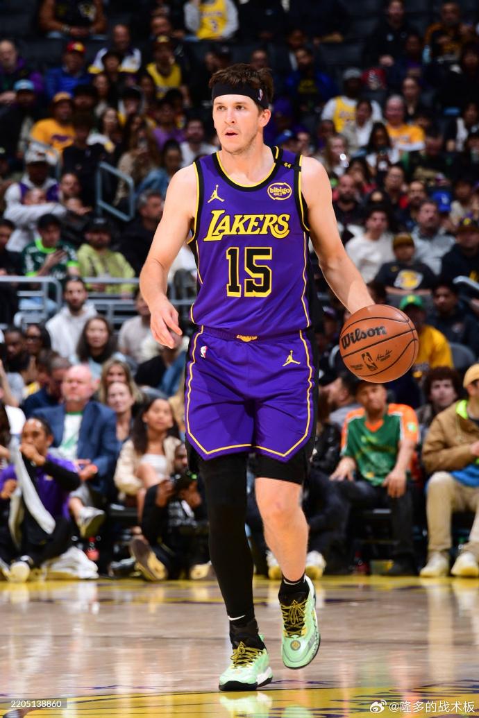 “魔术师”约翰逊称里夫斯应该进全明星。这样的里夫斯起码要一年四千万美元。
   