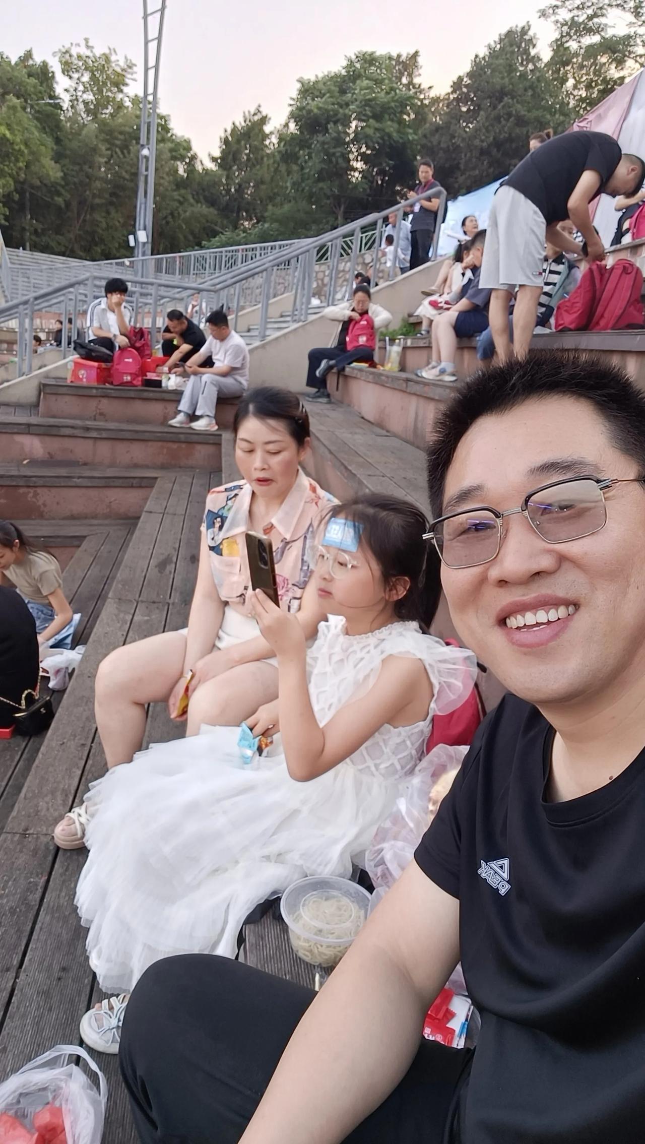 明天就端午节了，祝大家端午安康顺遂。
我遇到了一个很纠结的事情，希望大家给我参谋