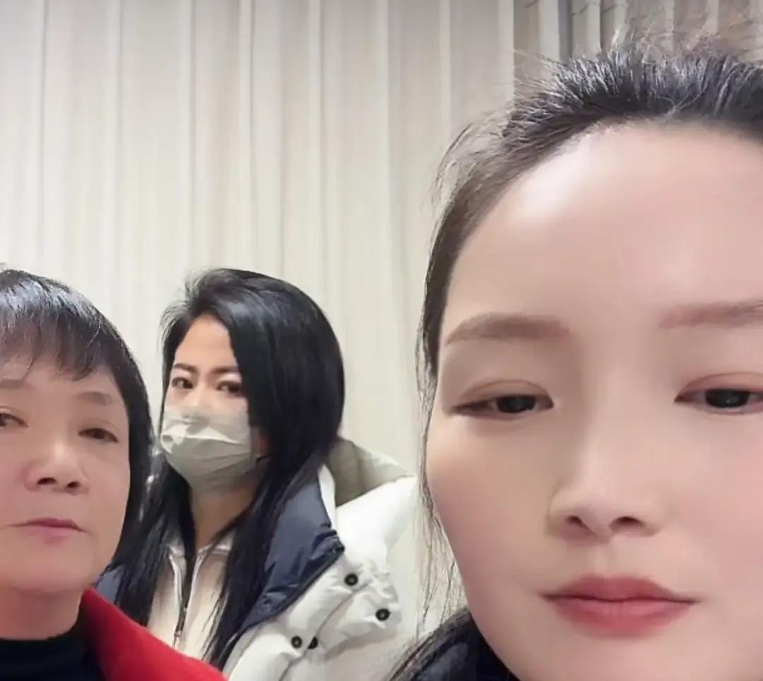 茜茜直播间突然冲进来个叫小聪的男人，弹幕瞬间炸锅。

我看回放才知道，这人自称是