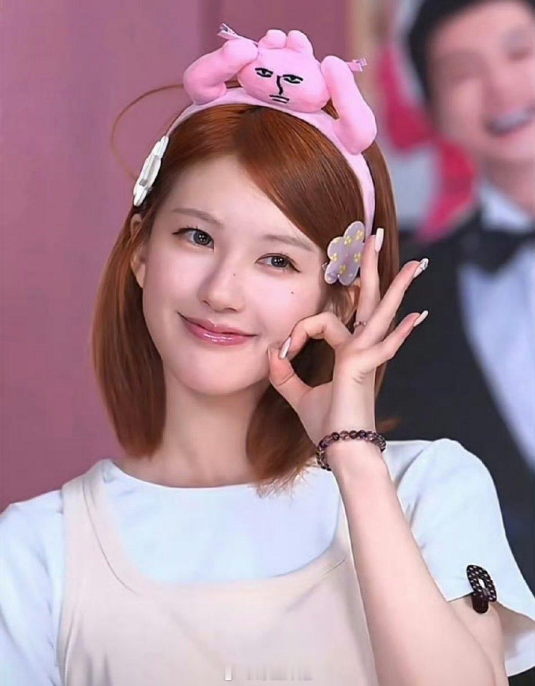 赵露思的庆功宴图来了，头戴着粉色发箍的赵露思，笑的那叫一个灿烂啊，毕竟是全靠这部