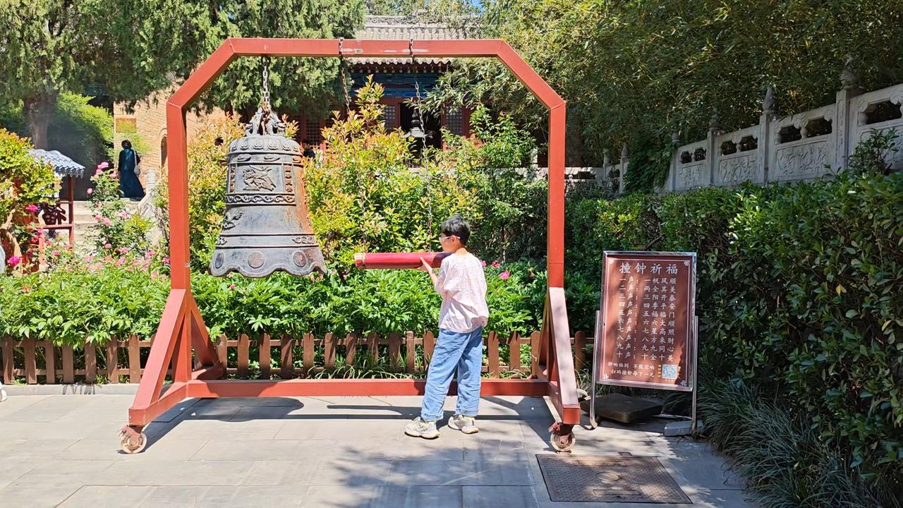 张雪峰的话扎了无数家长的心：
“不管孩子多不争气，多叛逆，
多不靠谱，千万别嫌弃