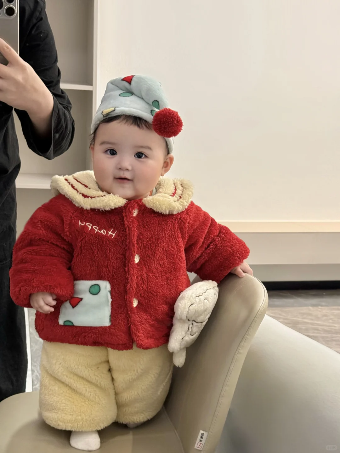 好喜欢我的胖宝宝，真像一个小手办呀～