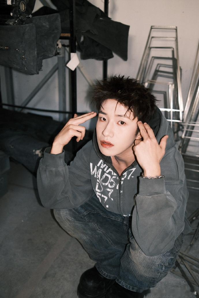 王一珩你好叫我丸一帅呀  王一珩美式前刺  王一珩以美式前刺新造型惊艳众人，这个