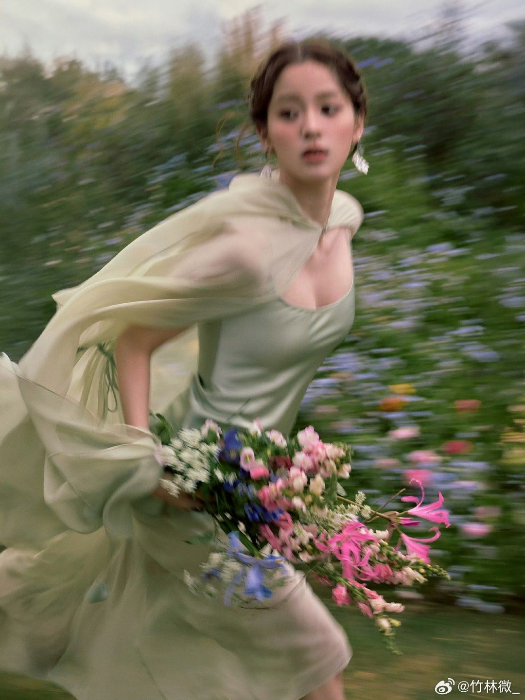 欧阳娜娜神图 欧阳娜娜美神下凡了[拜托][拜托]vogue这套造型美得太有神性了