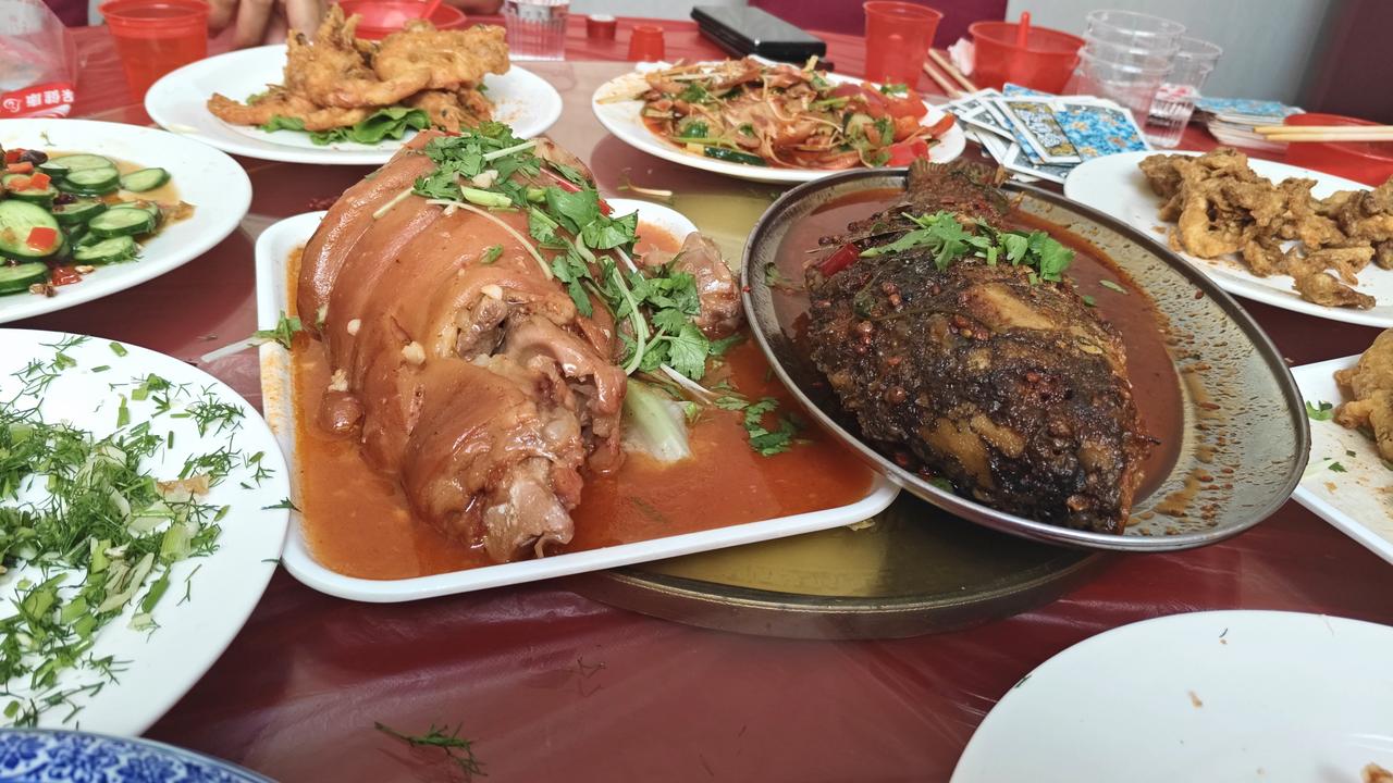 真可笑！自己母亲重病住院，在医院里跑前跑后的不是儿子女儿，竟然是他的三个好哥们！