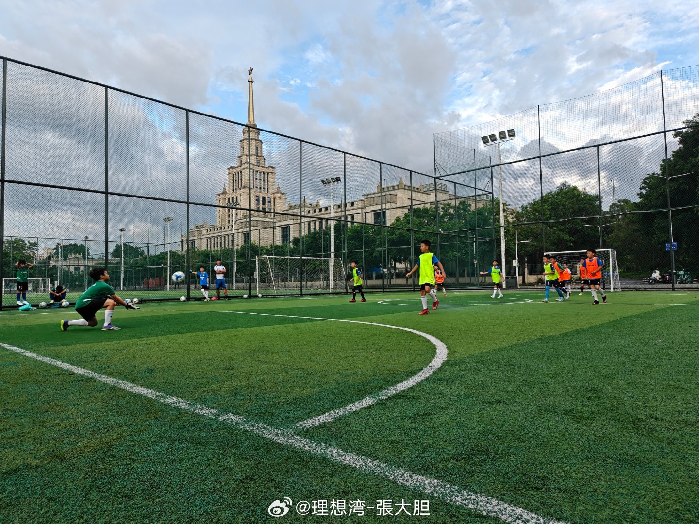 雨后天晴，适合踢球~ 深圳·深圳北理莫斯科大学
