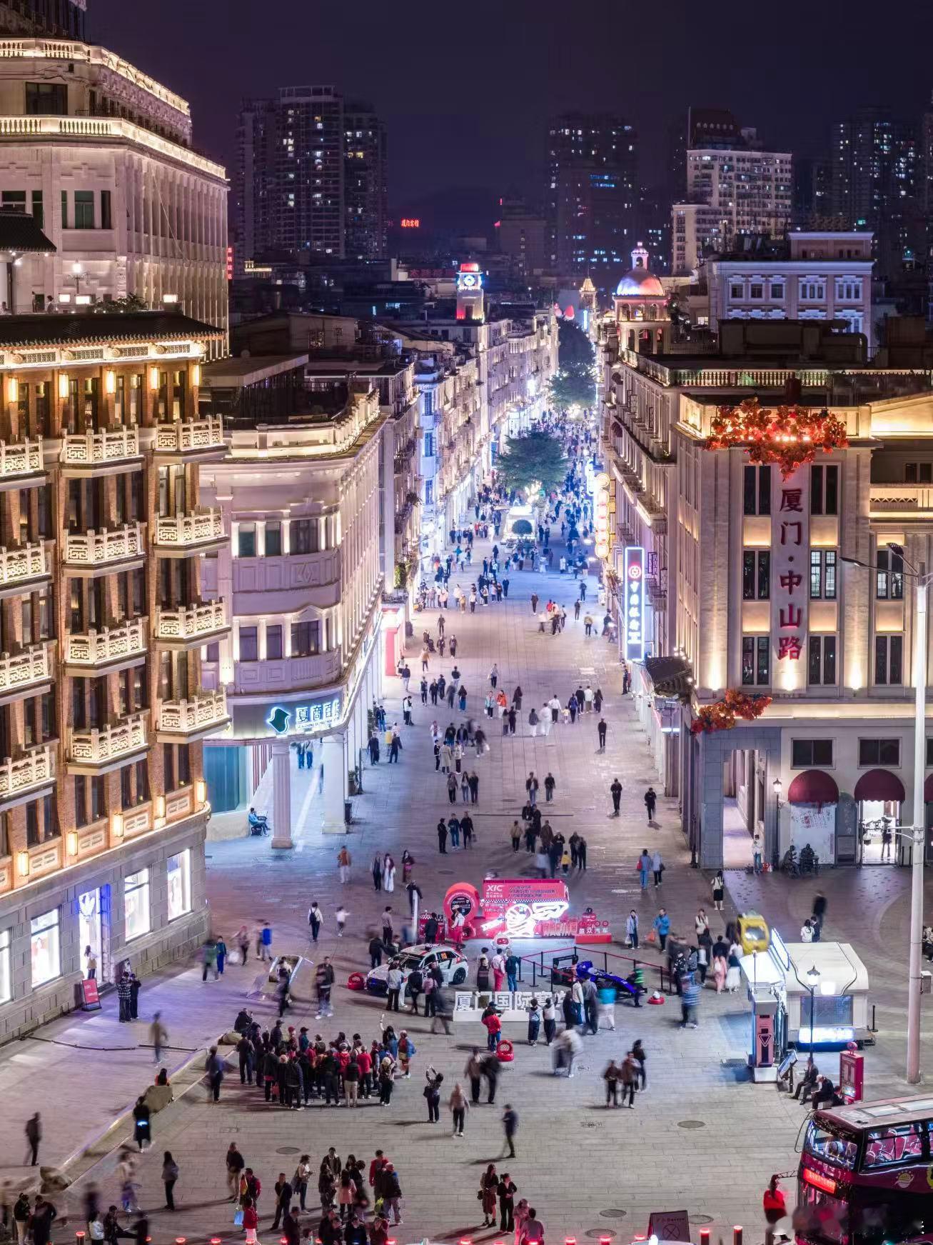 厦门F4赛车路演好燃是谁的肾上腺素在狂飙！F4方程式赛车空降厦门街头了！12月1